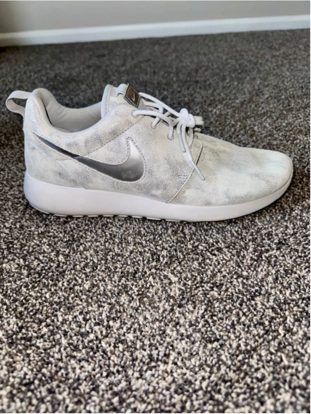 Nike Roshe One PRM Running Shoes Platinum 833928-009 Women's Size 9.5 Sneaker